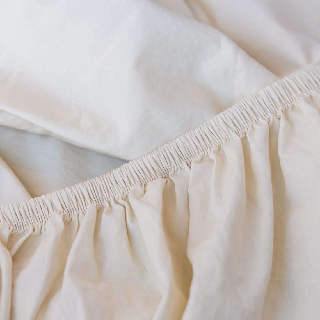 Close up of fitted sheet showing the thick elastic.